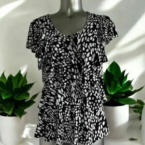 Free 💟Black and White Ruffle Top